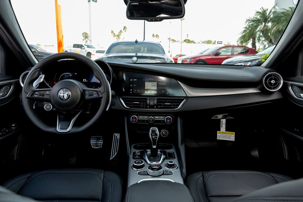 2025 Alfa Romeo Giulia Base photo 24