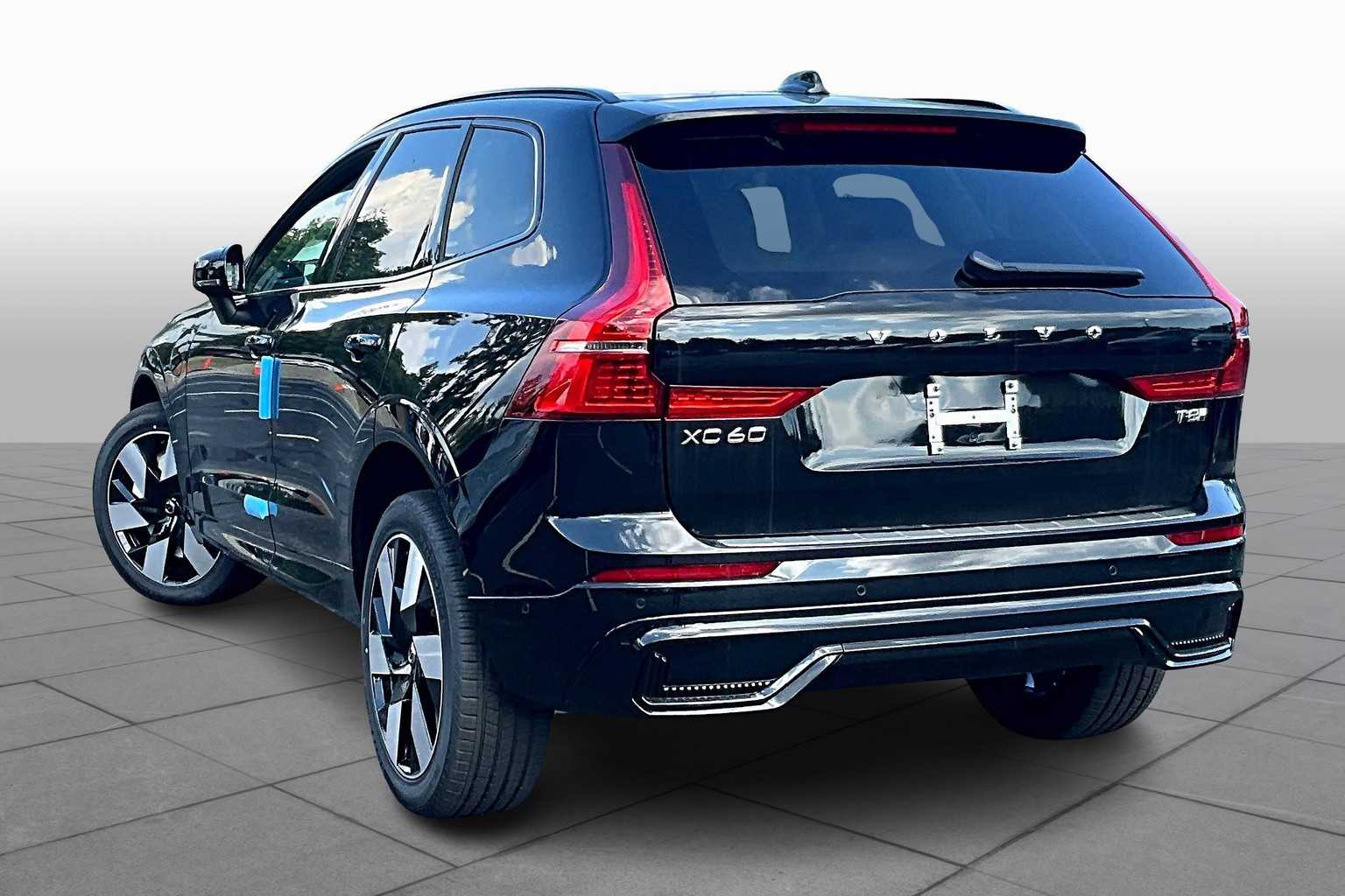 2025 Volvo XC60 Plus photo 3