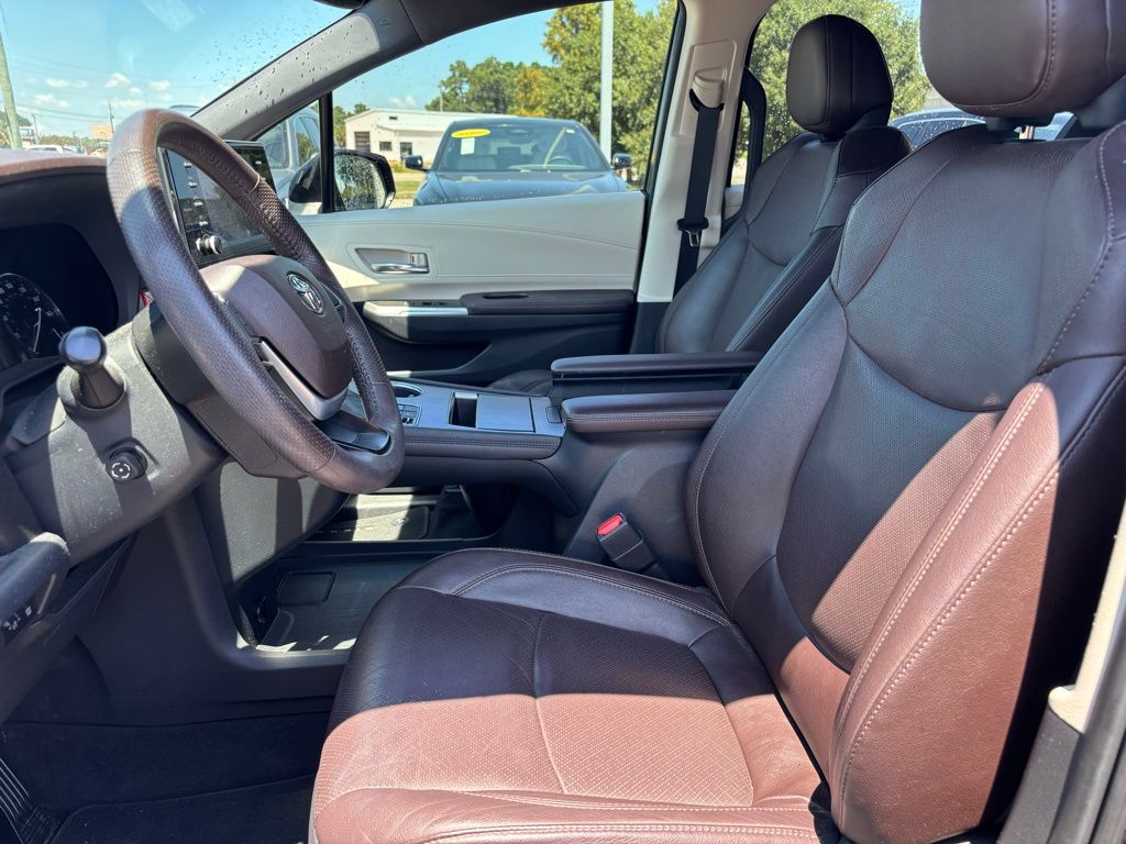 2022 Toyota Sienna Platinum photo 3