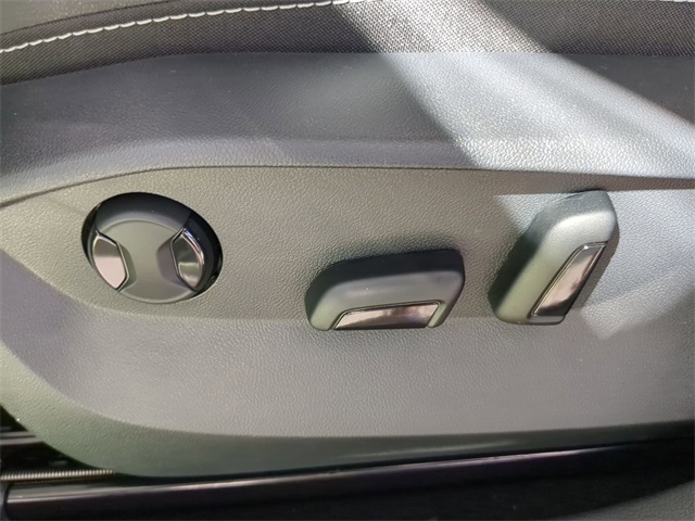 2025 Volkswagen Taos SEL photo 14