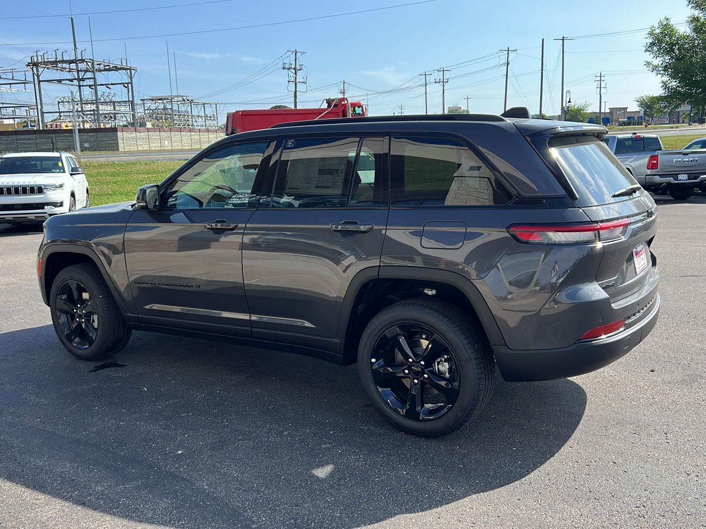2025 Jeep Grand Cherokee Limited photo 2