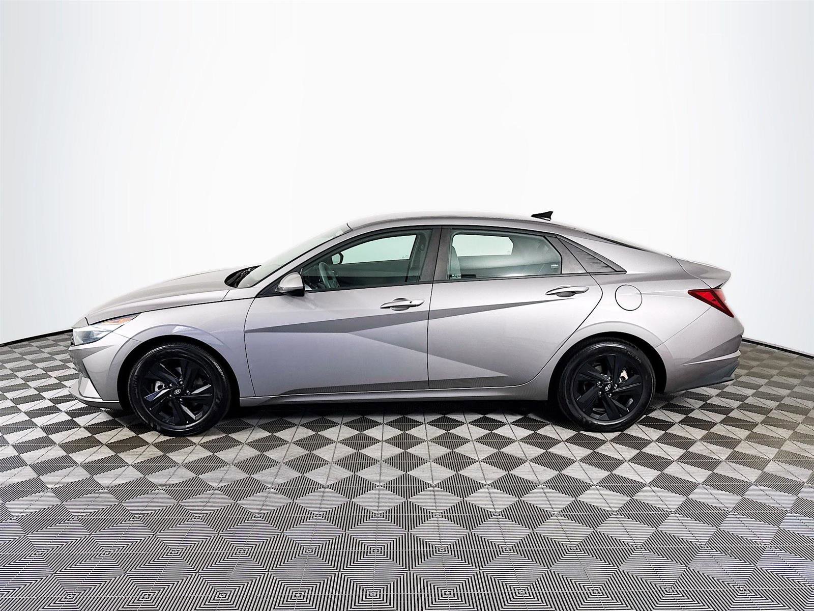2023 Hyundai Elantra SEL photo 4