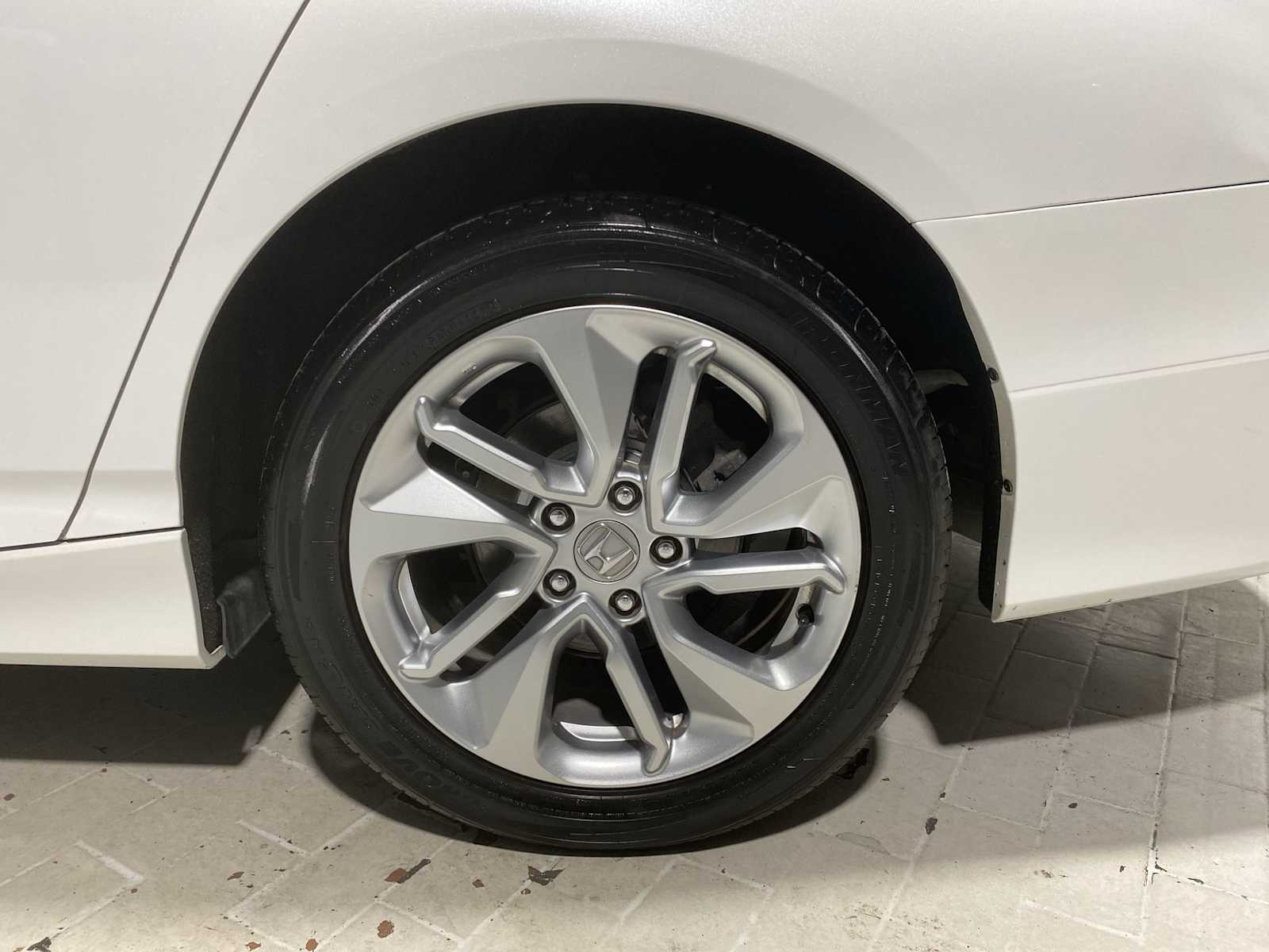 2018 Honda Accord LX 1.5T photo 8