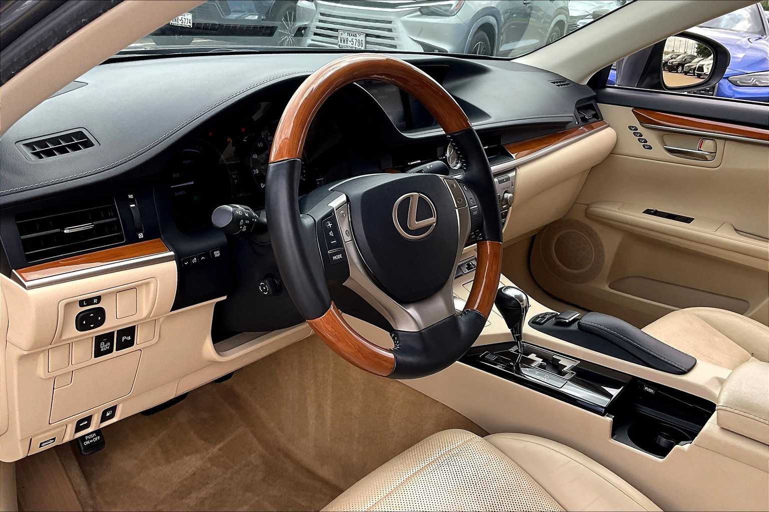 2013 Lexus ES 300h photo 15