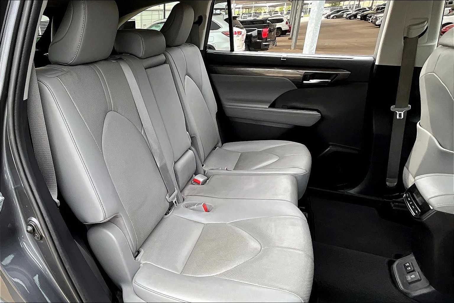 2020 Toyota Highlander Limited photo 17