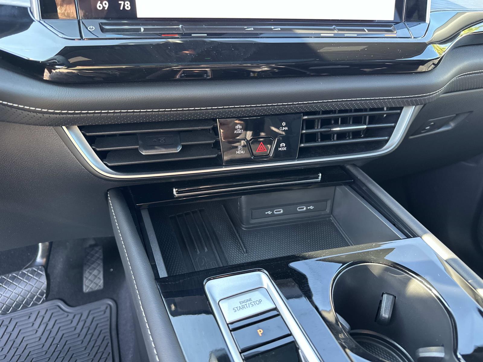 2025 Volkswagen Atlas Cross Sport SE Technology photo 14