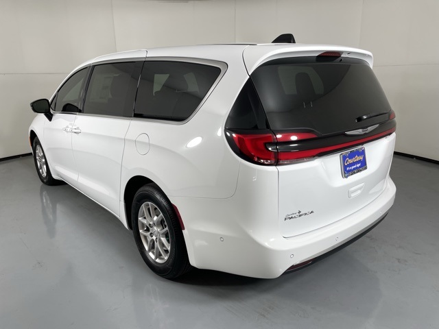 2025 Chrysler Pacifica photo 6