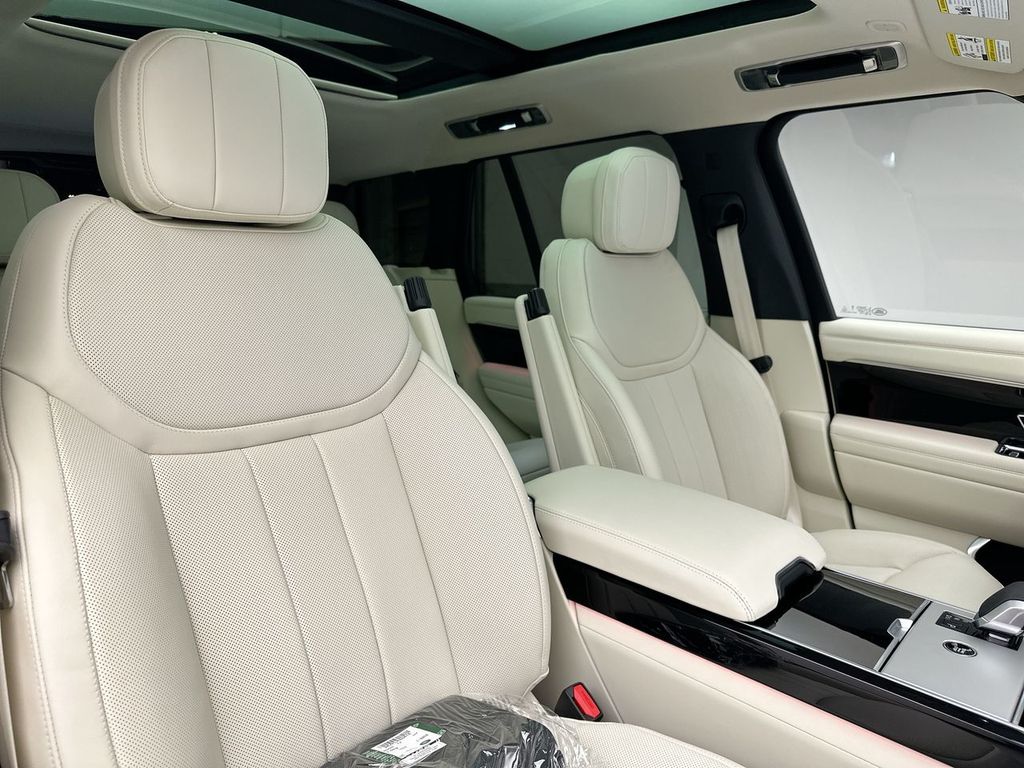 2025 Land Rover Range Rover SE photo 4