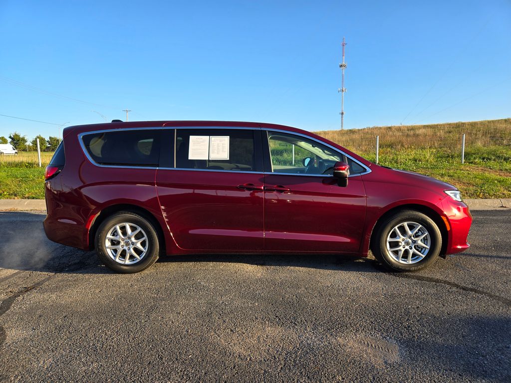 2023 Chrysler Pacifica Touring L photo 2