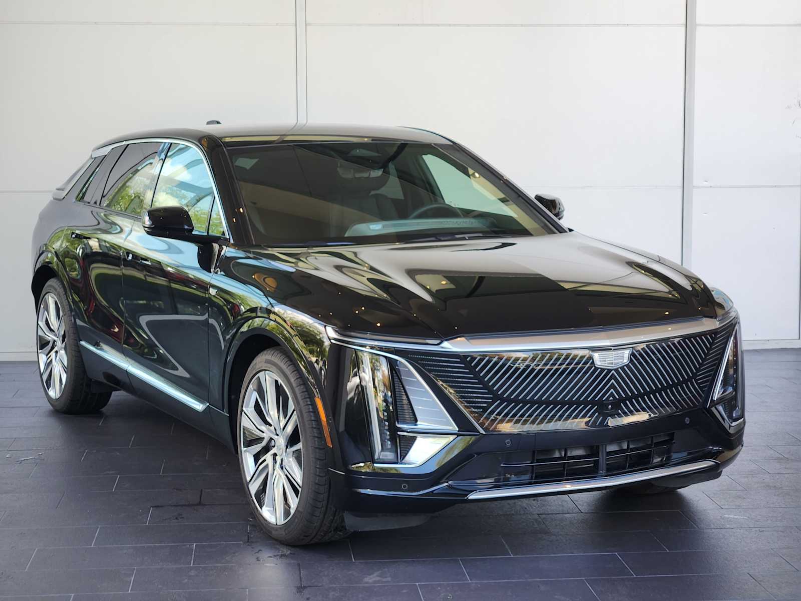 2024 Cadillac Lyriq Luxury photo 3