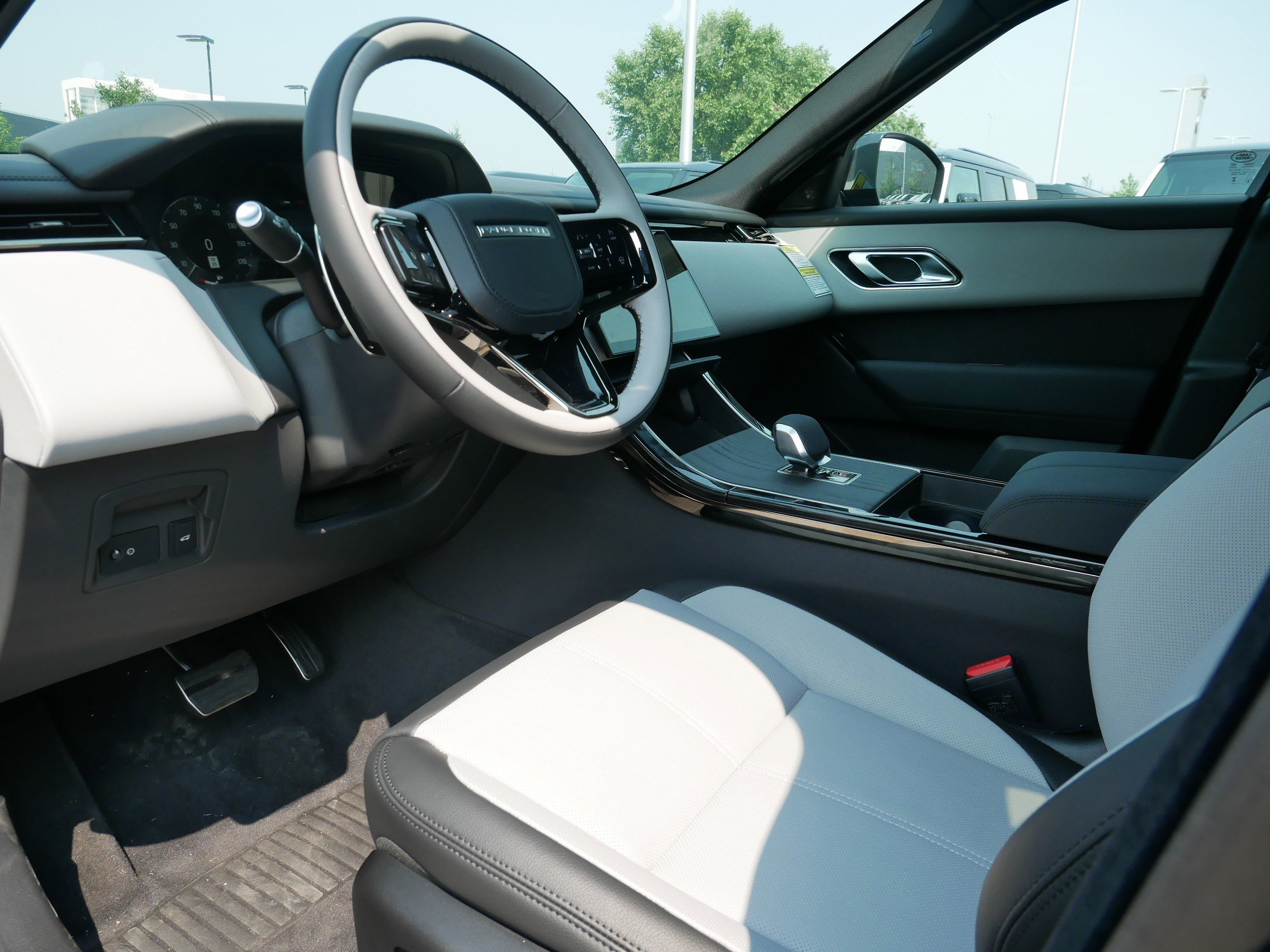 2026 Land Rover Range Rover Velar S photo 11