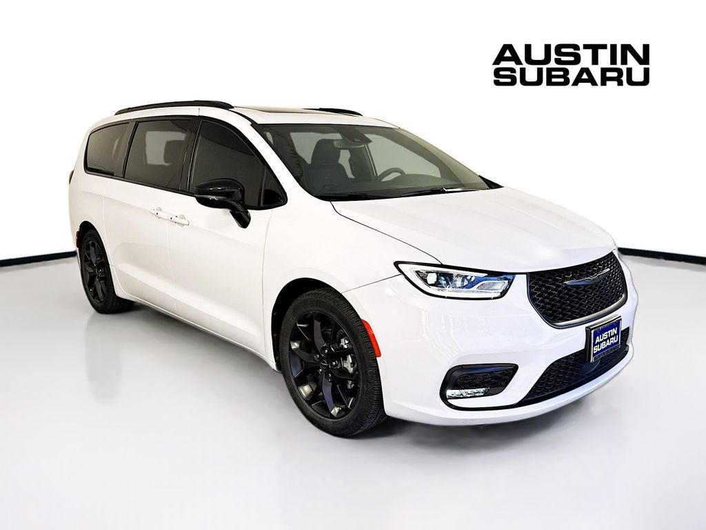 2024 Chrysler Pacifica Limited's photo