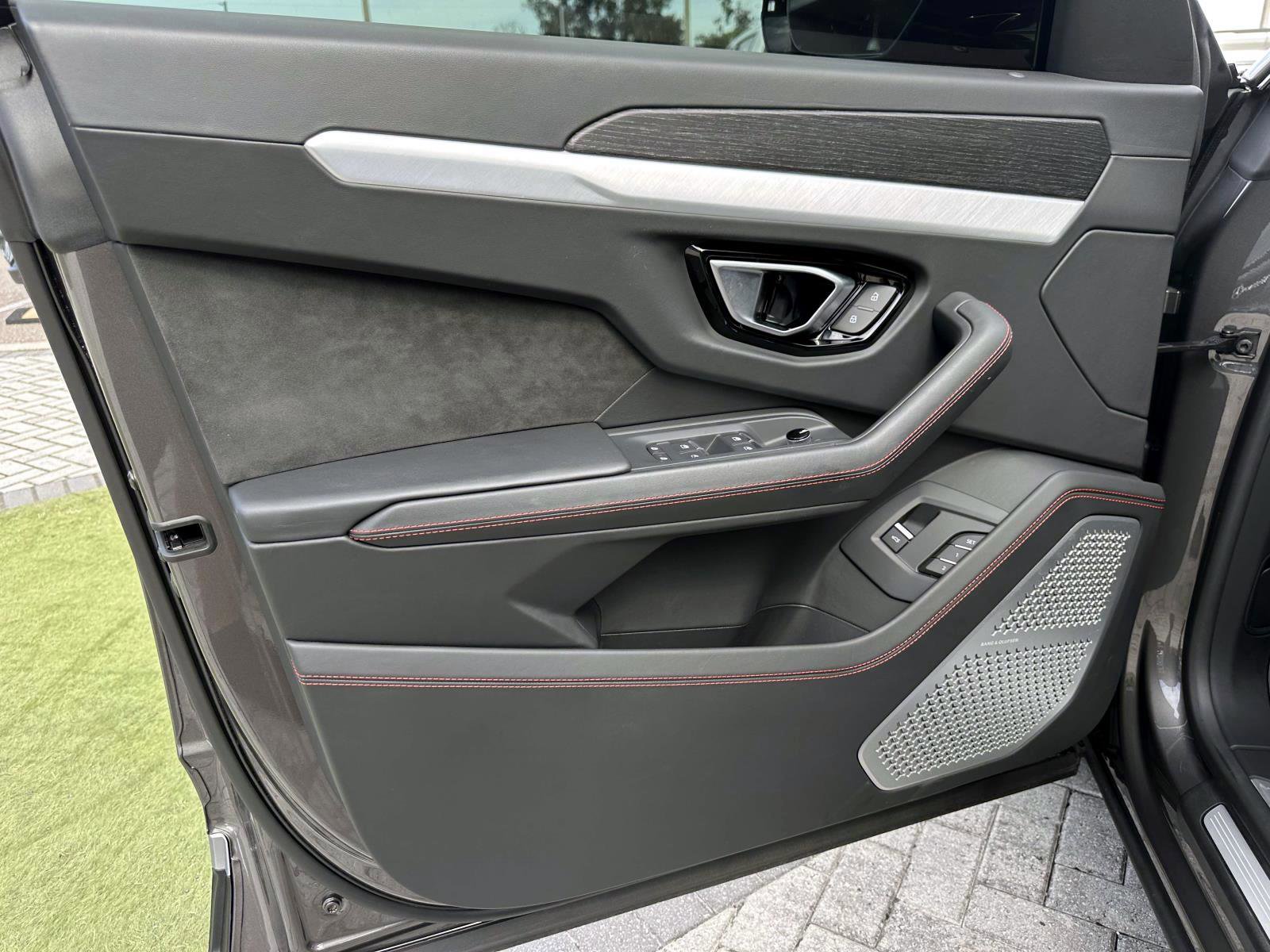 2022 Lamborghini Urus Base photo 16