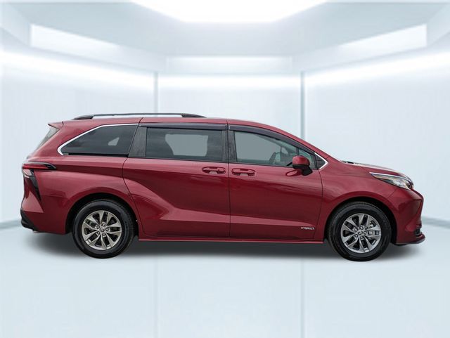 2021 Toyota Sienna LE photo 4