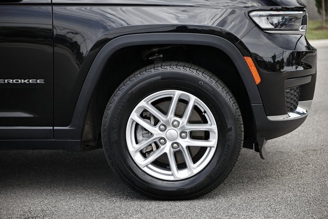 2023 Jeep Grand Cherokee Laredo photo 3