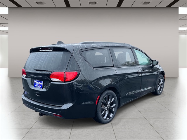 2019 Chrysler Pacifica Touring Plus photo 2