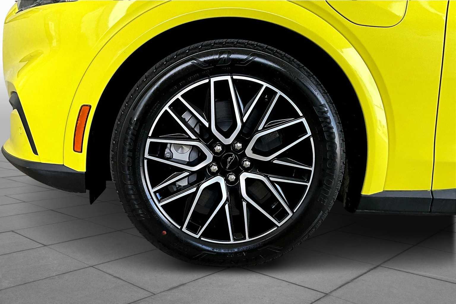 2025 Ford Mustang Mach-E Premium photo 9