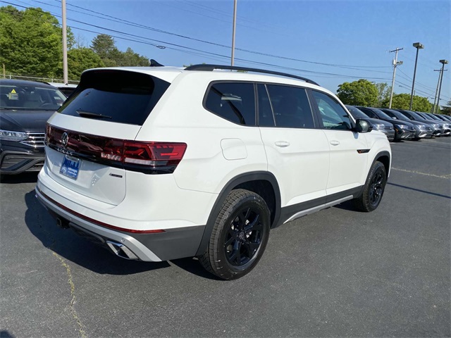 2025 Volkswagen Atlas Peak Edition SE photo 3