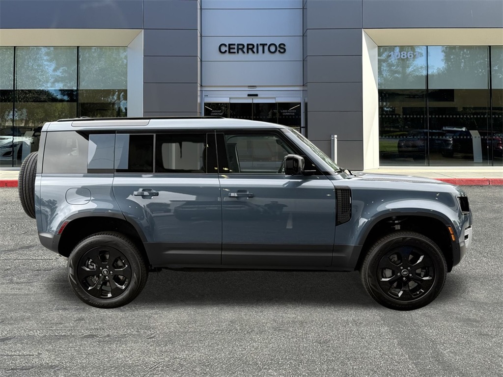2025 Land Rover Defender 110 S photo 4
