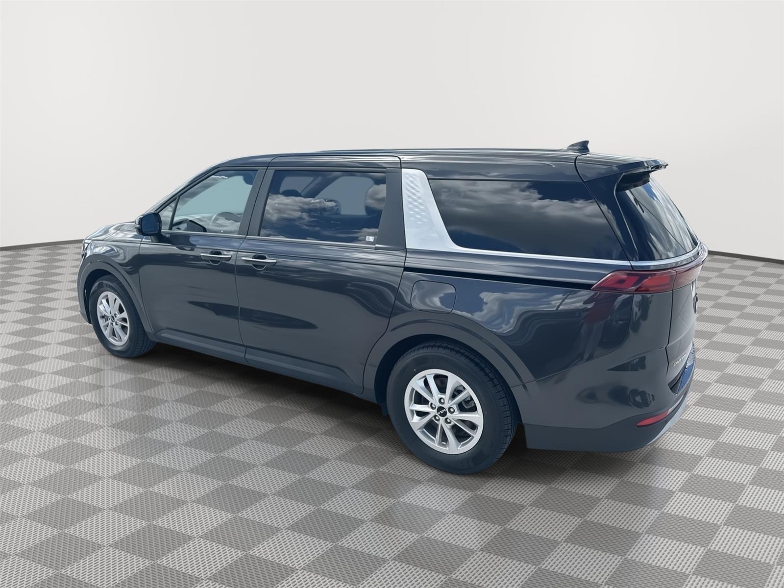 2024 Kia Carnival LX photo 6