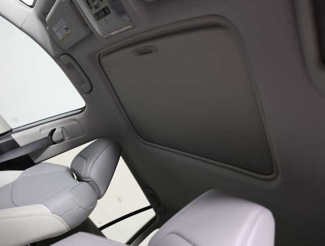 2021 Toyota RAV4 Hybrid XLE Premium photo 4