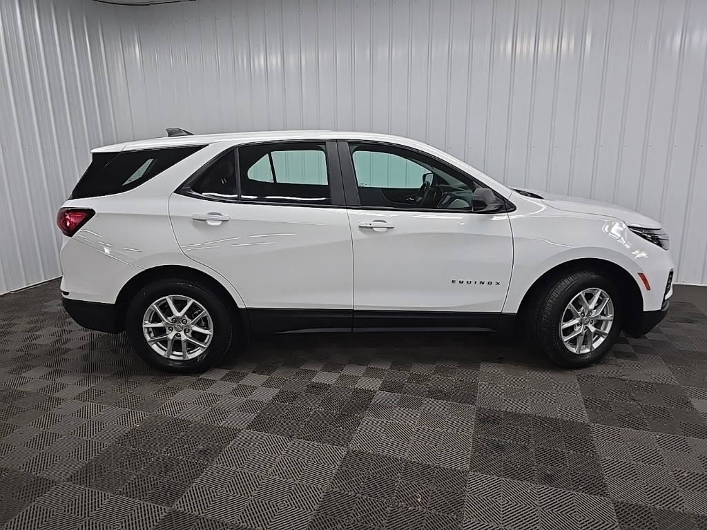 2022 Chevrolet Equinox LS photo 2