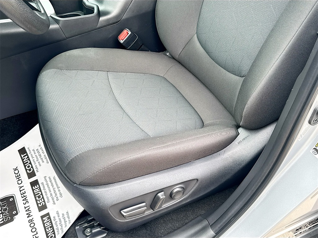 2025 Toyota RAV4 Hybrid XLE photo 22