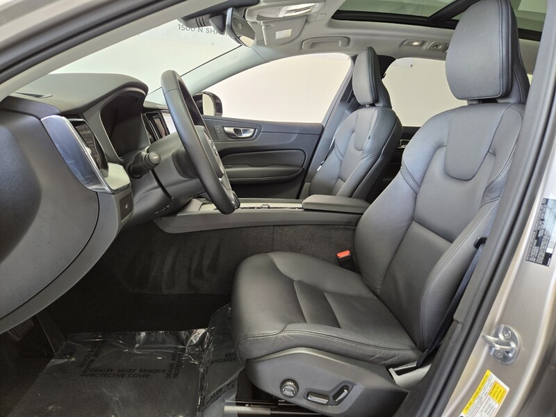 2025 Volvo XC60 B5 Plus photo 7