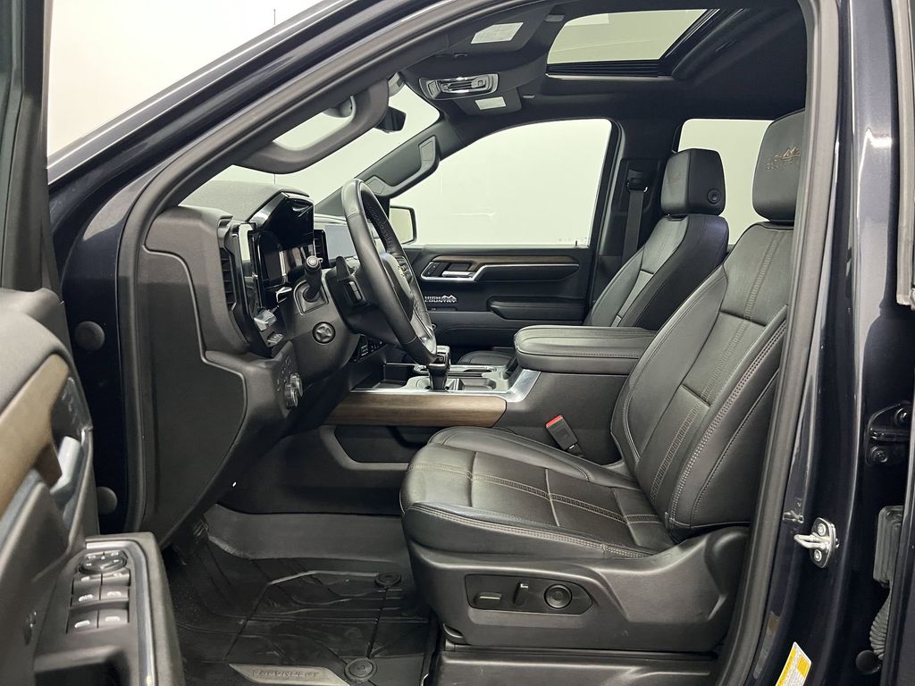 2024 Chevrolet Silverado 1500 High Country photo 4