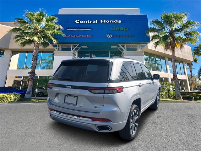 2025 Jeep Grand Cherokee Overland photo 3
