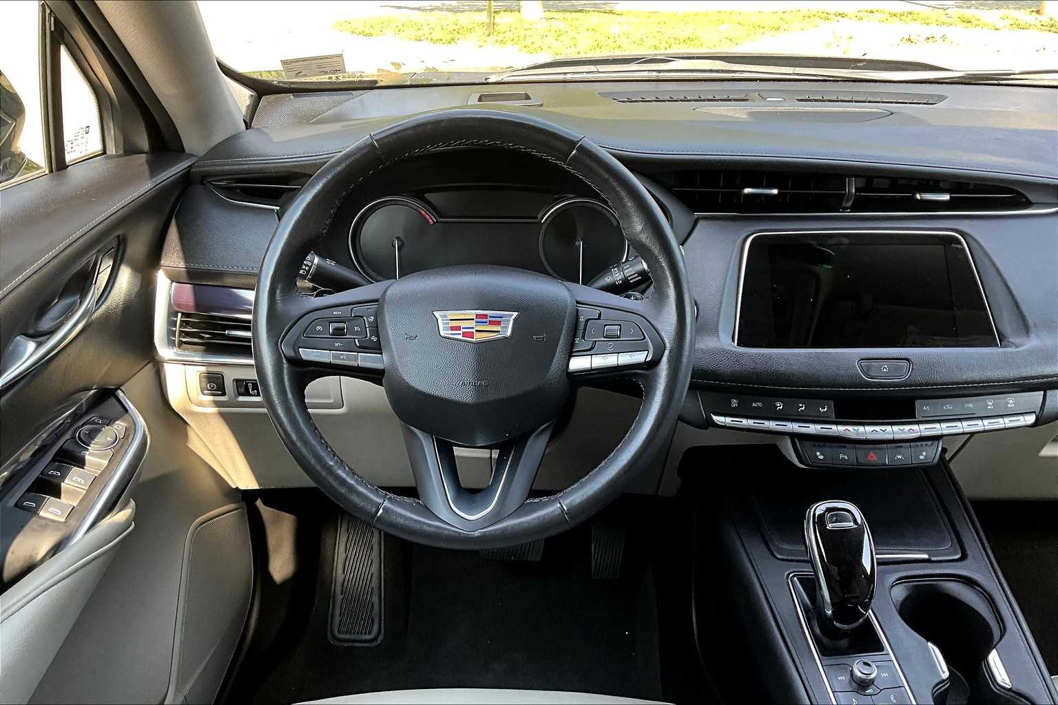 2022 Cadillac XT4 Luxury photo 2
