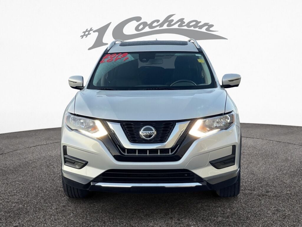 2019 Nissan Rogue SV photo 2