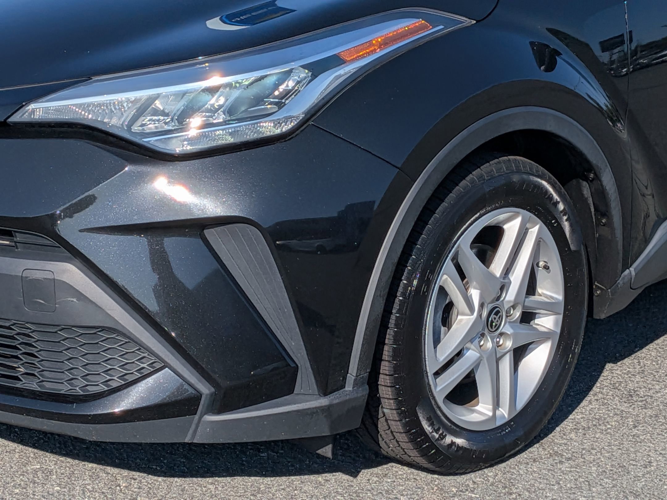 2021 Toyota C-HR LE photo 9