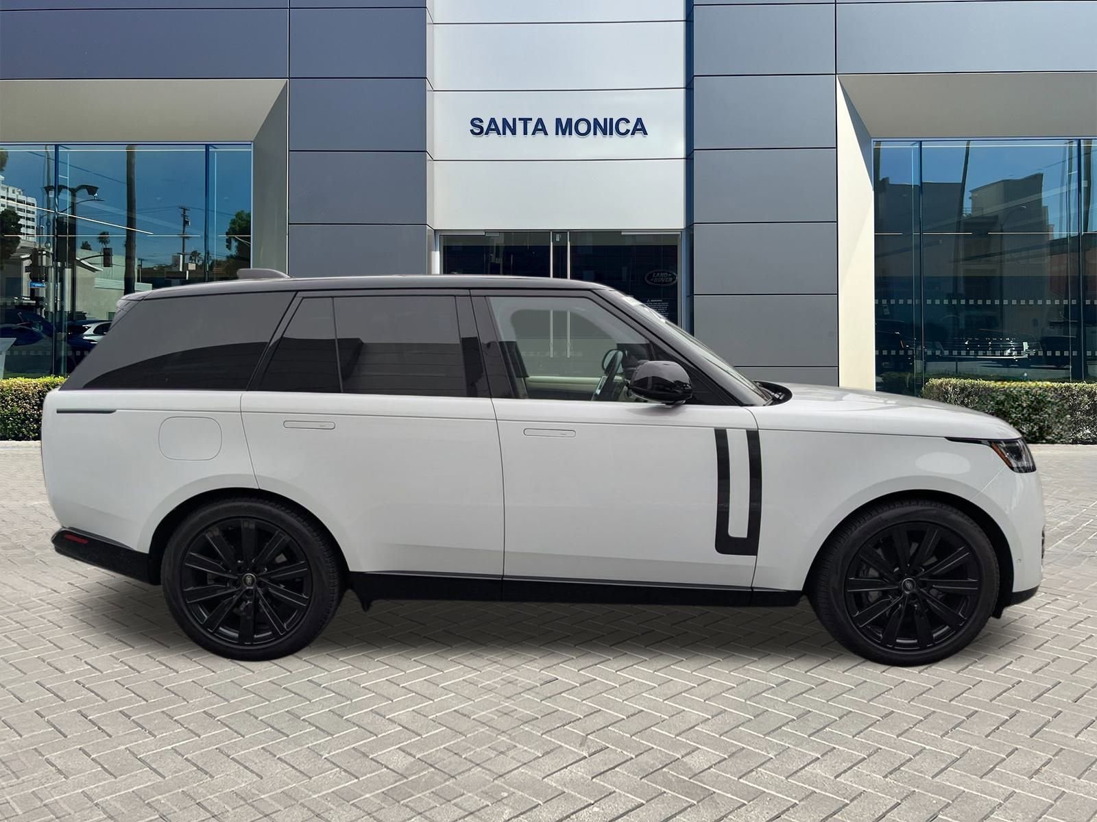 2024 Land Rover Range Rover SE photo 4