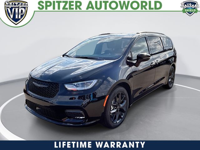 2026 Chrysler Pacifica Select's photo