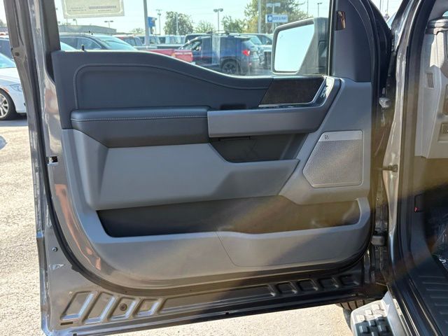 2025 Ford F-150 Lightning photo 14