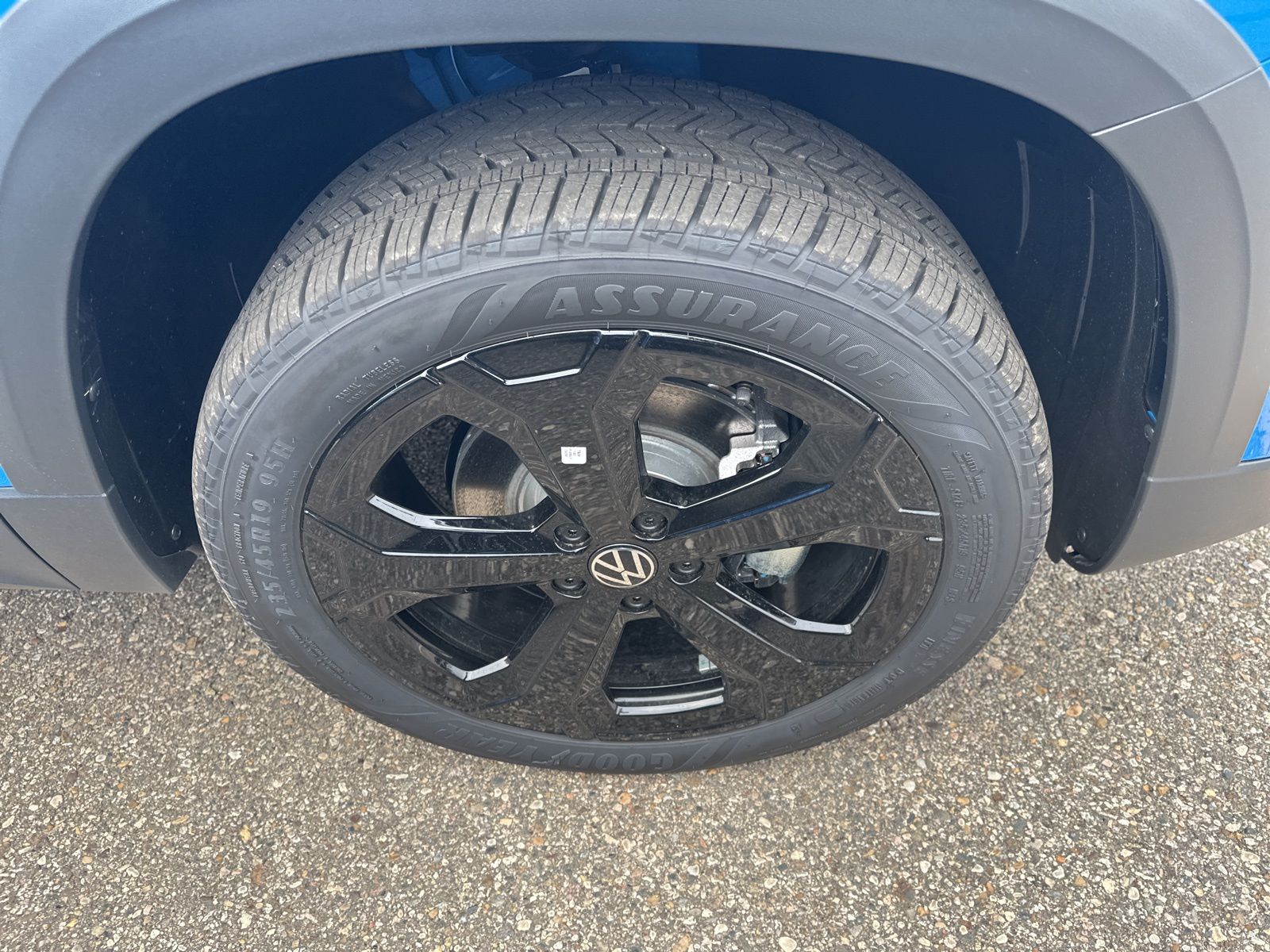 2025 Volkswagen Taos SE photo 4