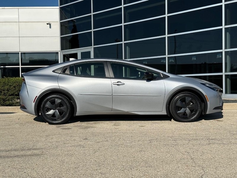 2024 Toyota Prius LE photo 2