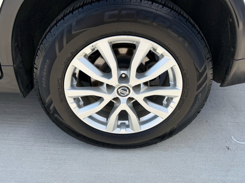 2020 Nissan Rogue SV photo 16
