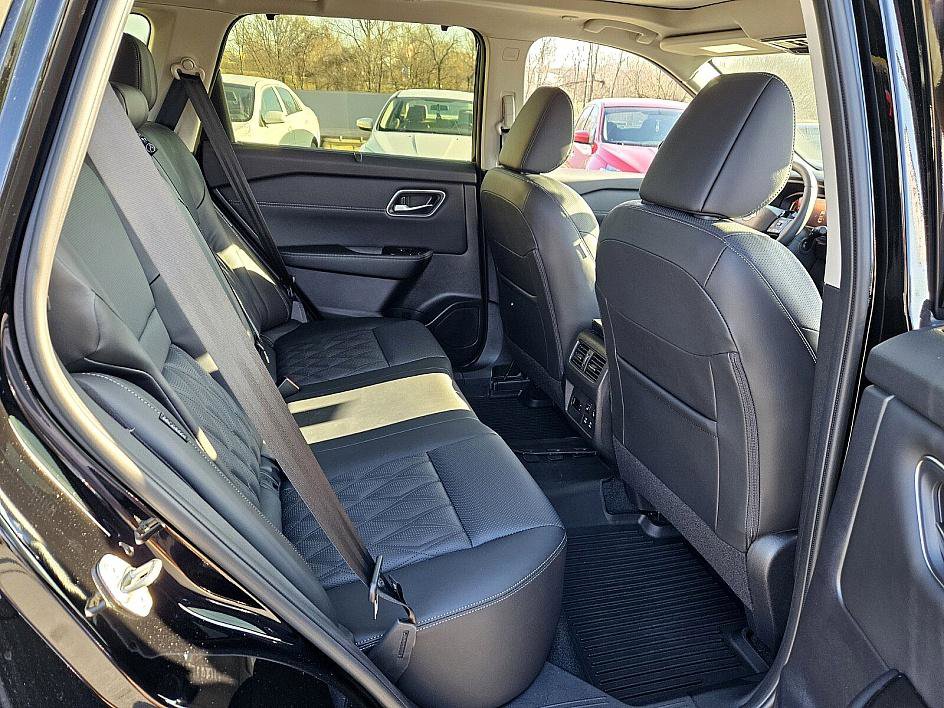 2025 Nissan Rogue Platinum photo 15