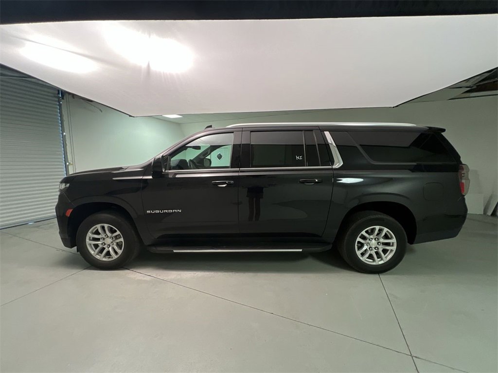 2023 Chevrolet Suburban LT photo 4