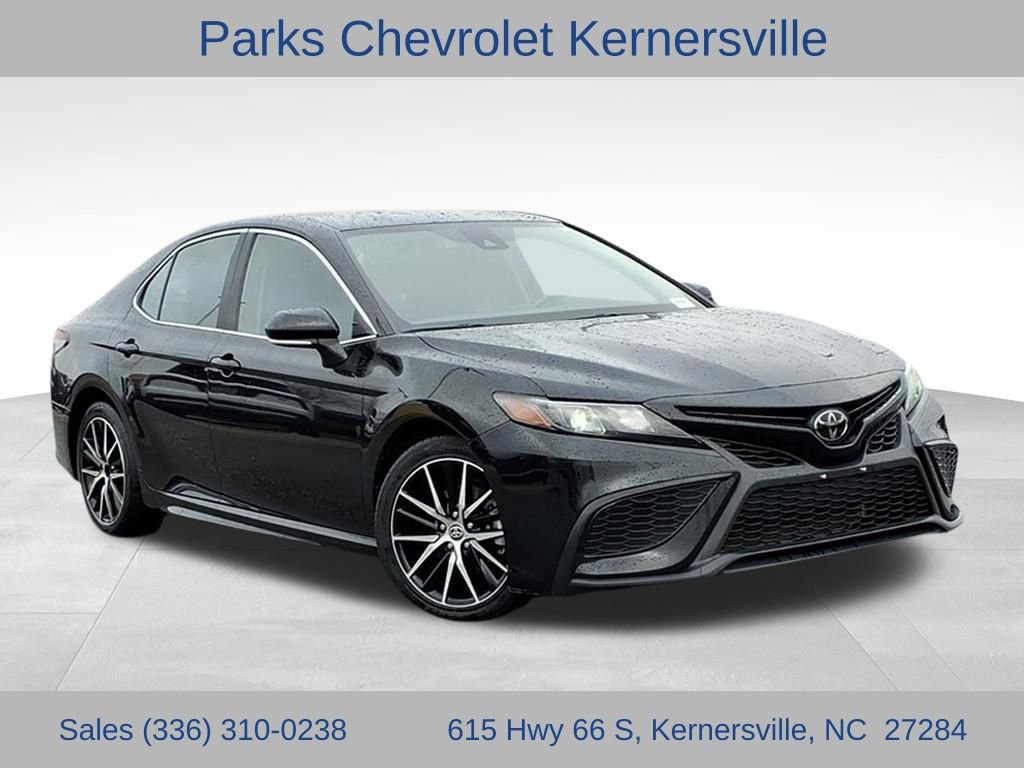 2023 Toyota Camry SE's photo