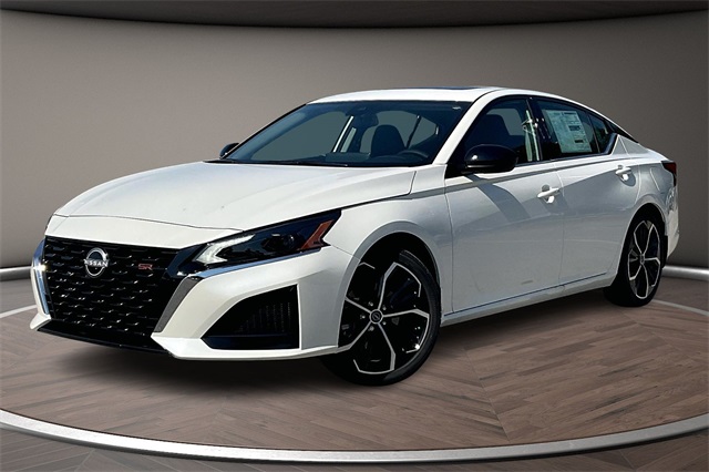 2025 Nissan Altima SR's photo