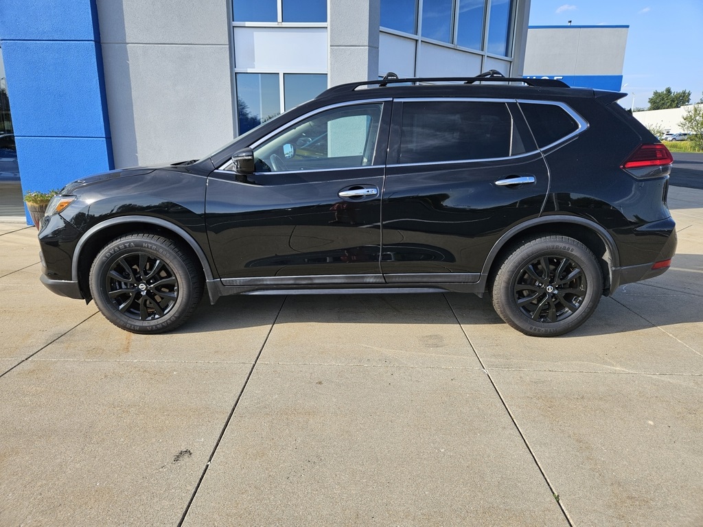 2017 Nissan Rogue SV photo 2