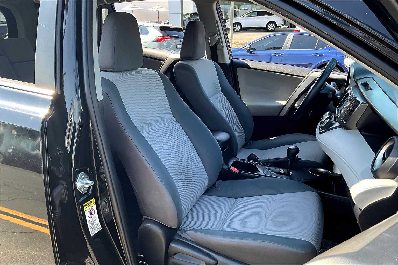 2014 Toyota RAV4 LE photo 8