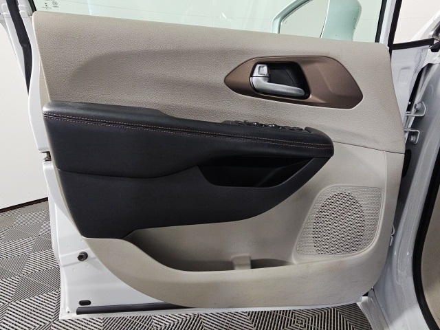 2017 Chrysler Pacifica Touring L photo 11