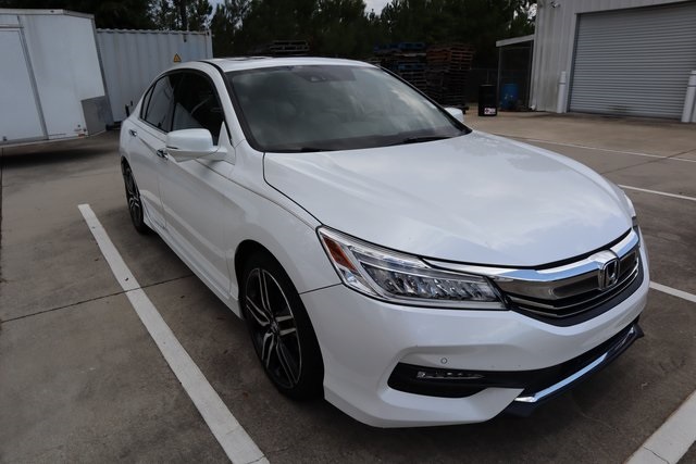 2017 Honda Accord Touring photo 3
