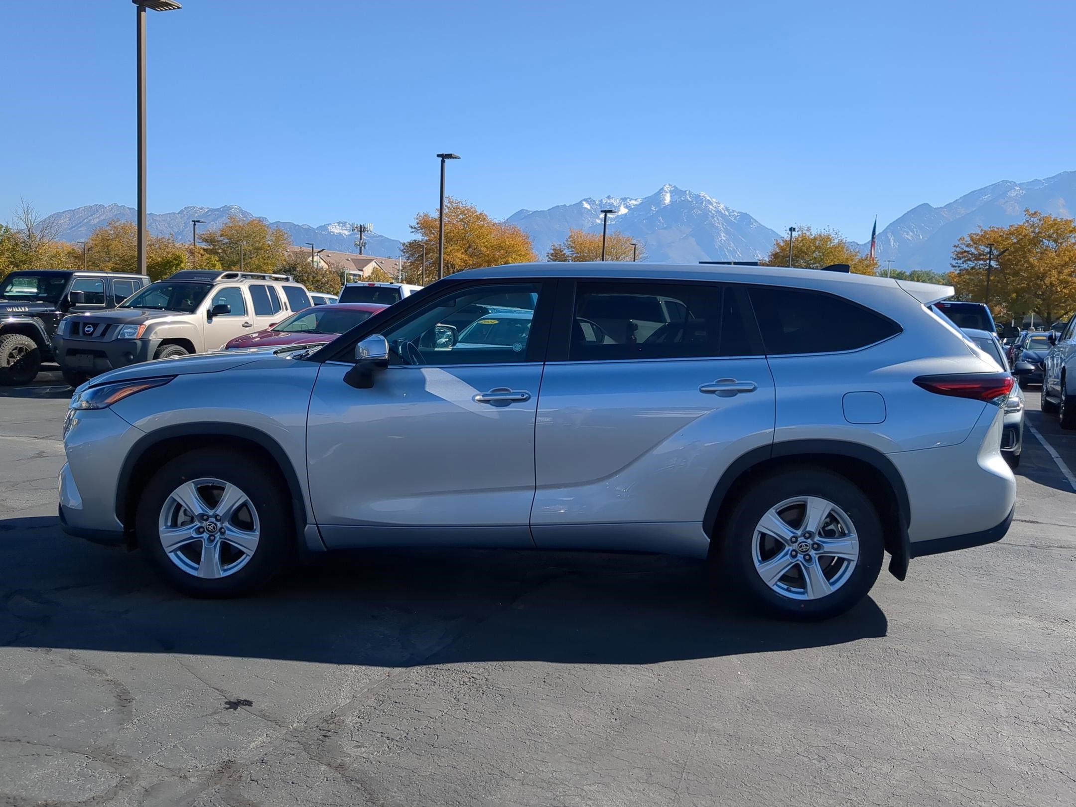 2024 Toyota Highlander LE photo 4