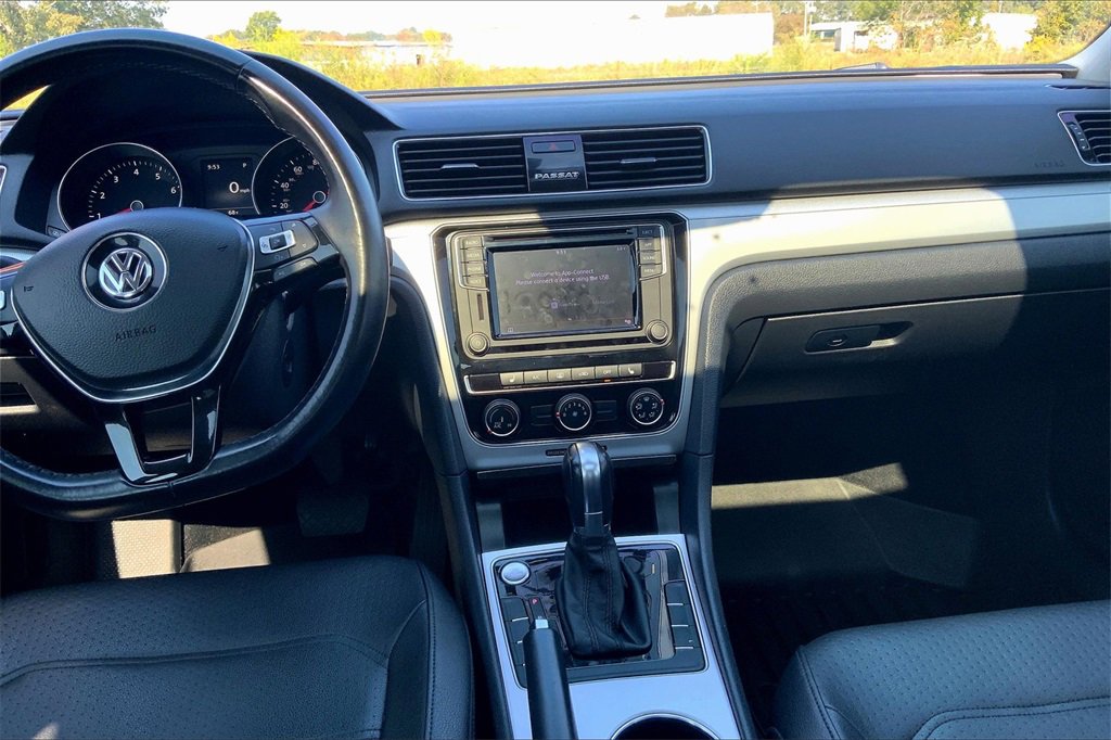 2019 Volkswagen Passat 2.0T Wolfsburg Edition photo 6