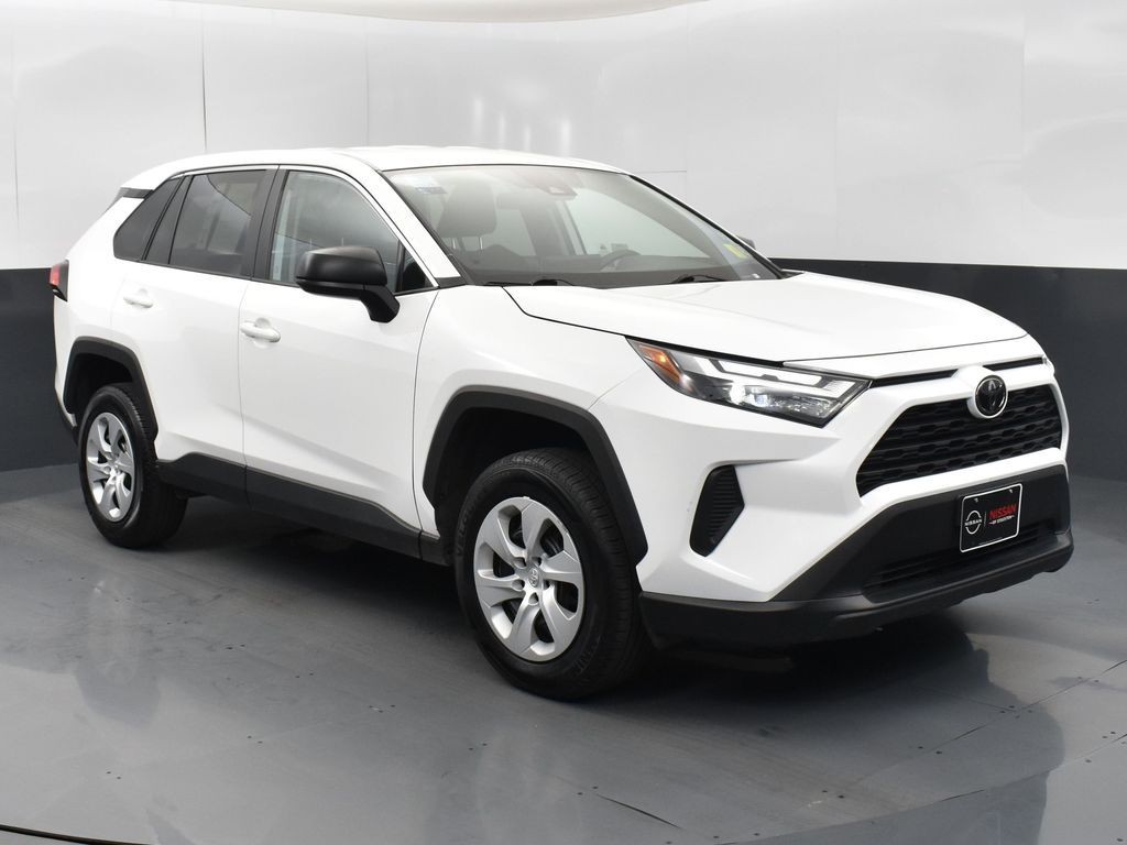 2024 Toyota RAV4 LE's photo